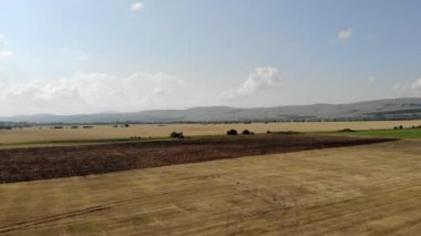 Günbatımı alan üzücü traktör yukarıda havadan görünümü.