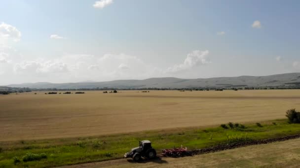 Vista Aérea Puesta Sol Por Encima Del Tractor Que Desgarra — Vídeo de stock