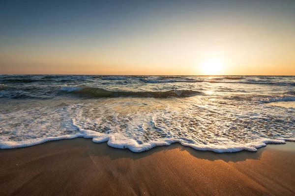 Denizin üzerinde güzel bir gün doğumu.