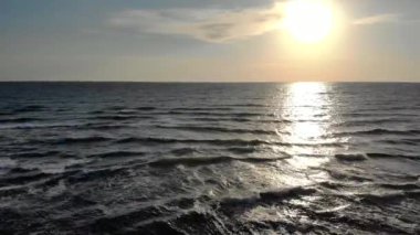 Hava dron yanal hareket görüntüleri sabah gündoğumu Okyanusu üzerinden. 4k