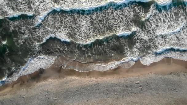 Images aériennes de drones montrant des vagues qui s'écrasent et le coucher du soleil frappant la plage à Sinemorets Bulgarie .