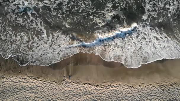 Εναέριο Κηφήνα Πλάνα Της Συντρίβοντας Κύματα Και Ηλιοβασίλεμα Στην Παραλία — Αρχείο Βίντεο