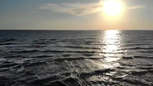 空中无人机横向运动镜头清晨在海洋上空升起 — 图库视频影像
