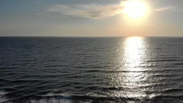 Antenowe Drone Ruch Boczny Materiału Rano Wschód Słońca Nad Oceanem — Wideo stockowe