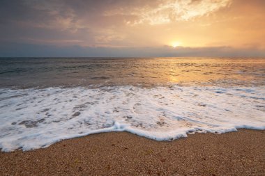 Akdeniz 'de gün batımında dalgalar.