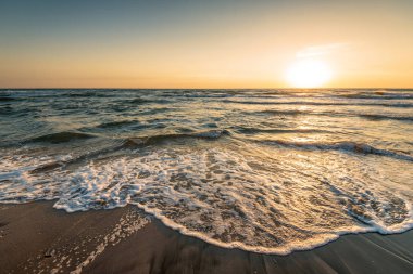 Akdeniz 'de gün batımında dalgalar.