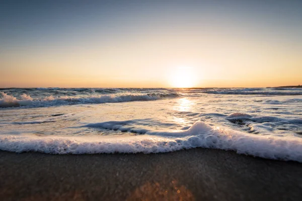 Κύματα Κατά Ηλιοβασίλεμα Στη Μεσόγειο Θάλασσα — Φωτογραφία Αρχείου