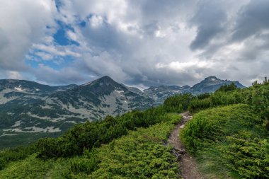 Muratov Tepesi ve Dağ Nehri, Pirin Dağı, Bulgaristan.
