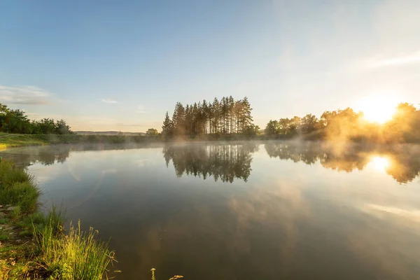 森の湖で朝の霧 日の出ショット — ストック写真