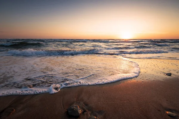 Κύματα Κατά Ηλιοβασίλεμα Στη Μεσόγειο Θάλασσα — Φωτογραφία Αρχείου