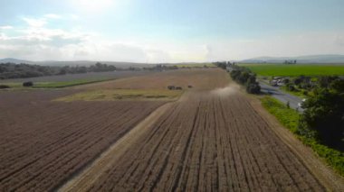 Buğday tarlasını hasat eden tarım makinesinin havadan görünüşü.
