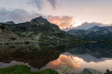 Bulgaristan 'ın Pirin Milli Parkı' nda Popovo Gölü ve Jangal Dağı gün doğumunda.