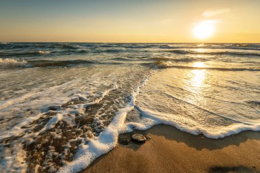 Denizin üzerinde güzel bir gün doğumu.