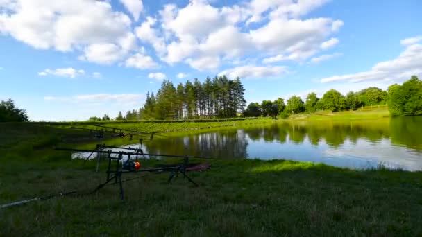 연못과 불가리아에 구름의 — 비디오