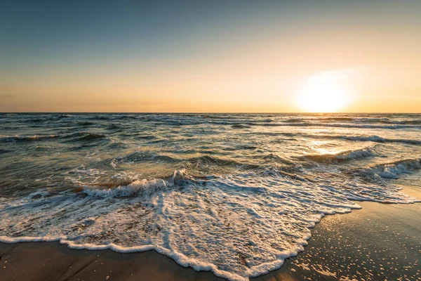 Γραφική Θέα Του Όμορφου Ηλιοβασιλέματος Πάνω Από Θάλασσα — Φωτογραφία Αρχείου