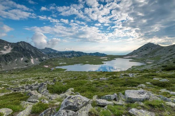 불가리아의 카메니 봉우리와 호수의 — 스톡 사진