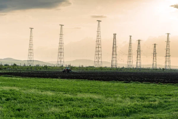 Mezőgazdasági Traktor Szántása Permetezése Mezőn — Stock Fotó