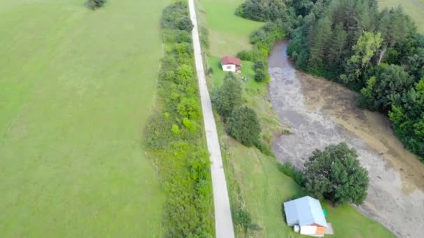 Vue aérienne d'un magnifique lac en Bulgarie au coucher du soleil .
