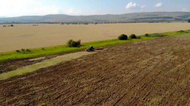 Günbatımı alan üzücü traktör yukarıda havadan görünümü.