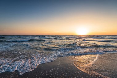 Yazın denizin üzerinde güzel bir gün doğumu.