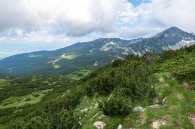 Muratov Tepesi ve Dağ Nehri, Pirin Dağı, Bulgaristan.