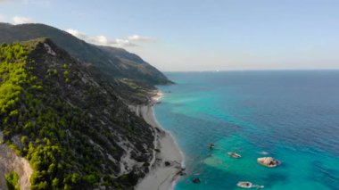 Yunan adası Lefkada 'da büyük popüler bir plaj olan Kathisma' da hava manzarası.