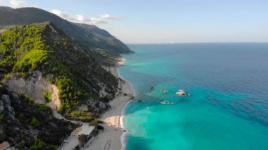 Yunan adası Lefkada 'da büyük popüler bir plaj olan Kathisma' da hava manzarası.