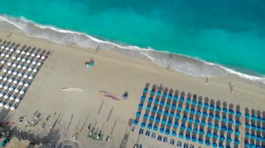 Yunan adası Lefkada 'da büyük popüler bir plaj olan Kathisma' da hava manzarası.