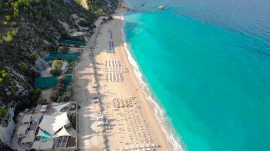 Yunan adası Lefkada 'da büyük popüler bir plaj olan Kathisma' da hava manzarası.