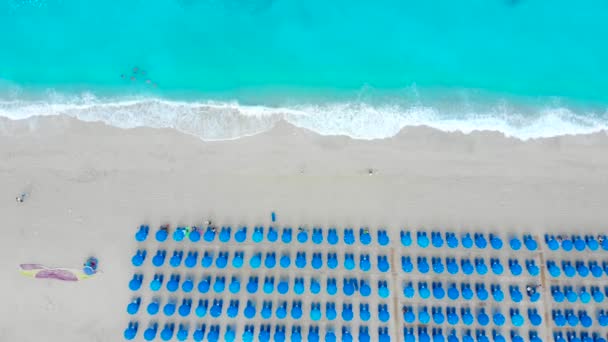 Vista Aérea Voo Drone Pessoas Multidão Relaxando Praia Grécia — Vídeo de Stock