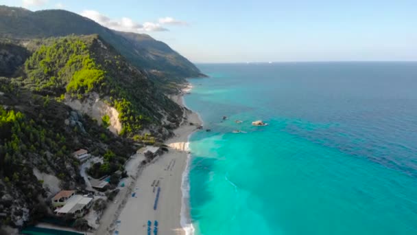 希腊莱夫卡达岛上一个大受欢迎的海滩上的空中景观 — 图库视频影像