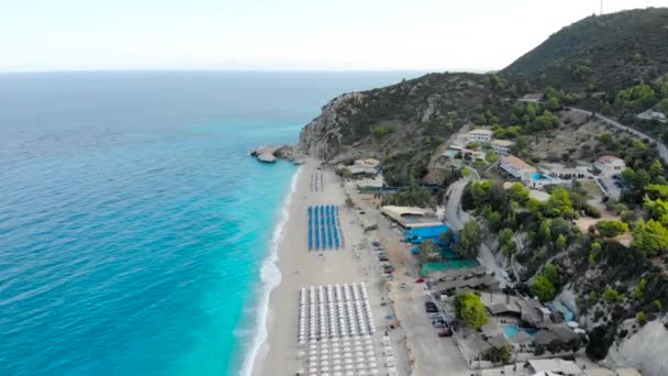 希腊莱夫卡达岛上一个大受欢迎的海滩上的空中景观 — 图库视频影像