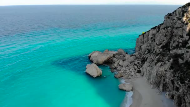 그리스의 레프카다 인기있는 해변인 스마에서 공중에서 바라본 — 비디오