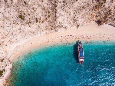 Egremni sahilinde bir turizm gemisi, Lefkada, Yunanistan.