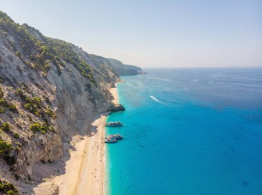 Egremni sahilinde bir turizm gemisi, Lefkada, Yunanistan.