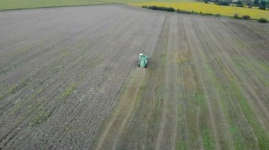 Buğday tarlasını hasat eden tarım makinesinin havadan görünüşü.