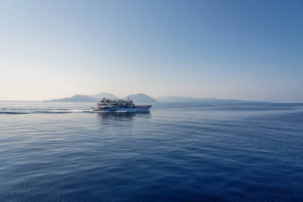 Nave Turística Que Pasa Por Hermosa Costa Lefkada — Foto de Stock