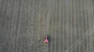 Tarlayı traktörün hava.