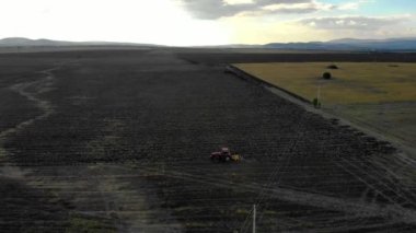 Tarlayı traktörün hava.