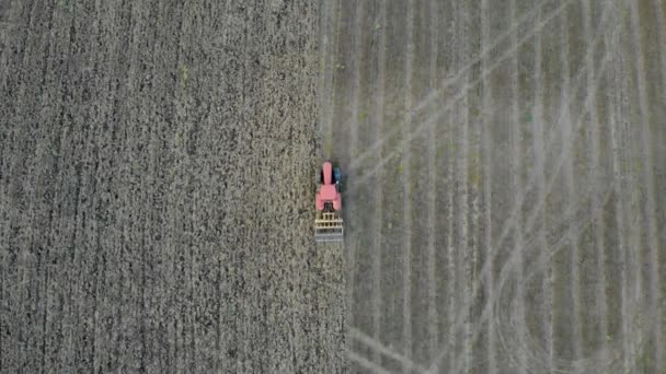 Antenne Eines Traktors Pflügt Das Feld — Stockvideo