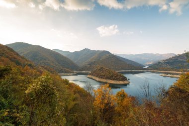 Vacha Meander 'in (Antonivanovtsy) şaşırtıcı sonbahar manzarası, Baraj, Rhodopes Dağı, Bulgaristan.