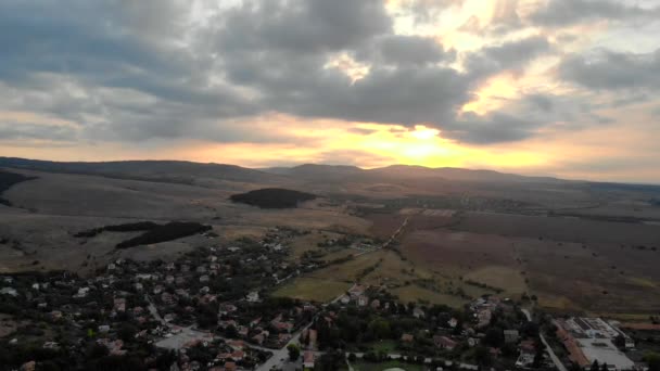 航空写真ビューでブルガリアの村の上の美しい日の出 — ストック動画