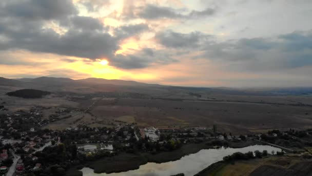 Schöner Sonnenaufgang Über Dem Bulgarischen Dorf Sommer Luftaufnahme — Stockvideo
