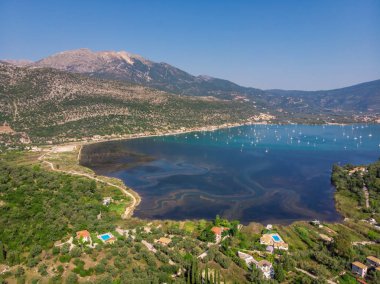 Hava dron kuşbakışı görüntülemek Nidri ikonik liman veya Nydri fotoğraf Yelkenli tekneler için güvenli bir liman ve geziler için Meganisi, Skorpios ve diğer ünlü Ionian Islands, Leflkada, İyonya, Yunanistan ada.