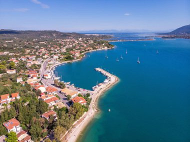 Hava dron kuşbakışı görüntülemek Nidri ikonik liman veya Nydri fotoğraf Yelkenli tekneler için güvenli bir liman ve geziler için Meganisi, Skorpios ve diğer ünlü Ionian Islands, Leflkada, İyonya, Yunanistan ada.