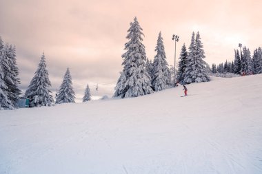 Bulgaristan 'ın kayak merkezinde günbatımı. Dağ manzarası çok güzel. Kış sporları ve rahatlama.