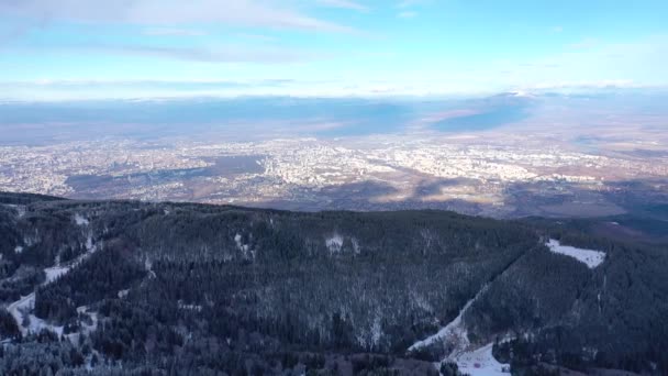 ブルガリアの首都のソフィアの冬の間に夏とスキーヤー間にハイカーのための絶好のスポットであるヴィトシャ山の頂上から撮影しました — ストック動画