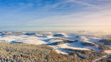 Havadan görünümü. Hava dron görünümünü bir kış manzarası. Kar orman kaplı. Dramatik altın günbatımı gökyüzü.