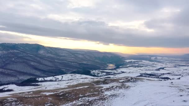Luchtfoto Van Een Gouden Zonsopgang Boven Wintersneeuw — Stockvideo