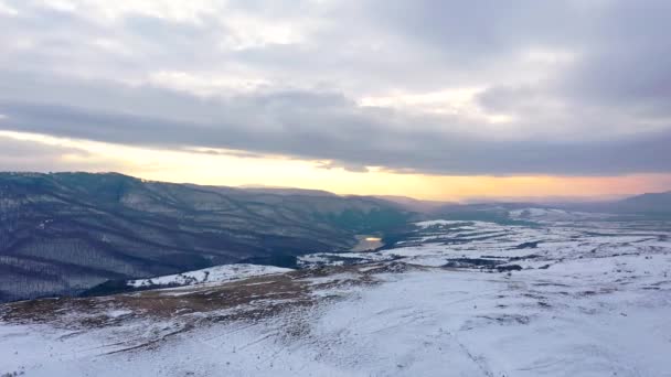 Letecký Pohled Zlatou Východ Slunce Nad Zimní Sníh — Stock video